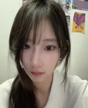 颜值很清秀的兼职小姐姐