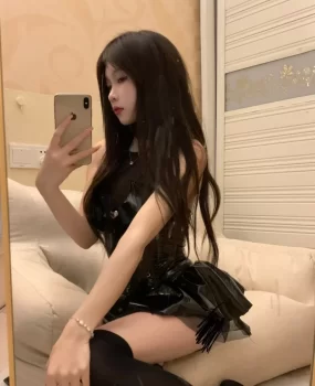 艹她白虎馒头逼直叫你老公，爽翻天