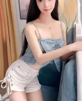 广东汕头小妹妹苗条身材前凸后翘还有一张可爱的嘴